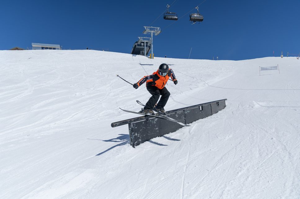 Saut sur une box au snowpark
