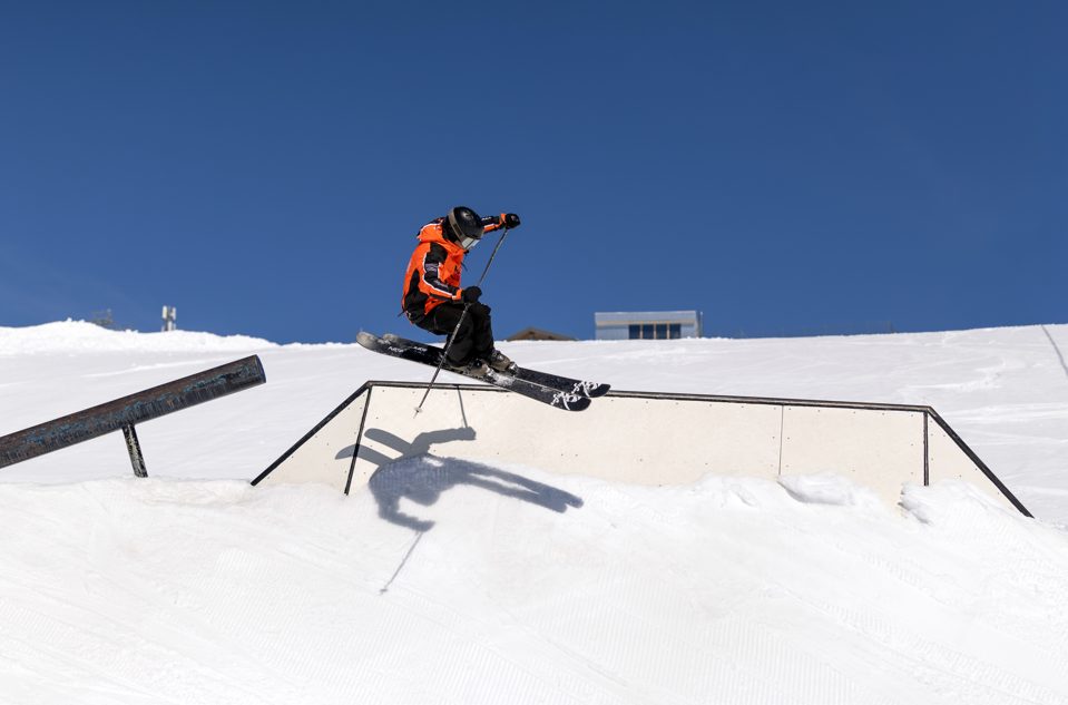 Saut sur un rail au snowpark