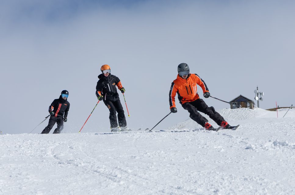Trois skieurs sur la piste